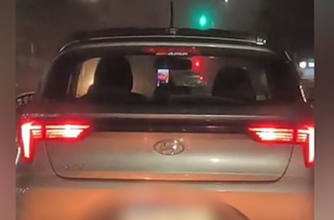 Casal filma motorista dirigindo enquanto joga “Tigrinho” pela avenida Casal filma motorista dirigindo enquanto joga “Tigrinho” pela avenida