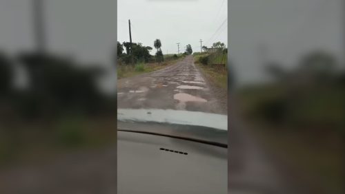 Estrada atrás do Aeroporto de Cascavel tem buracos e preocupa usuários Estrada atrás do Aeroporto de Cascavel tem buracos e preocupa usuários