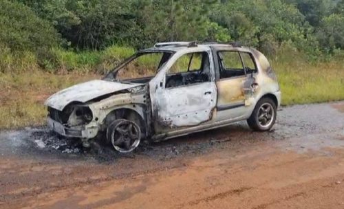 Carro de idosos pega fogo na estrada e fica completamente destruído Carro de idosos pega fogo na estrada e fica completamente destruído