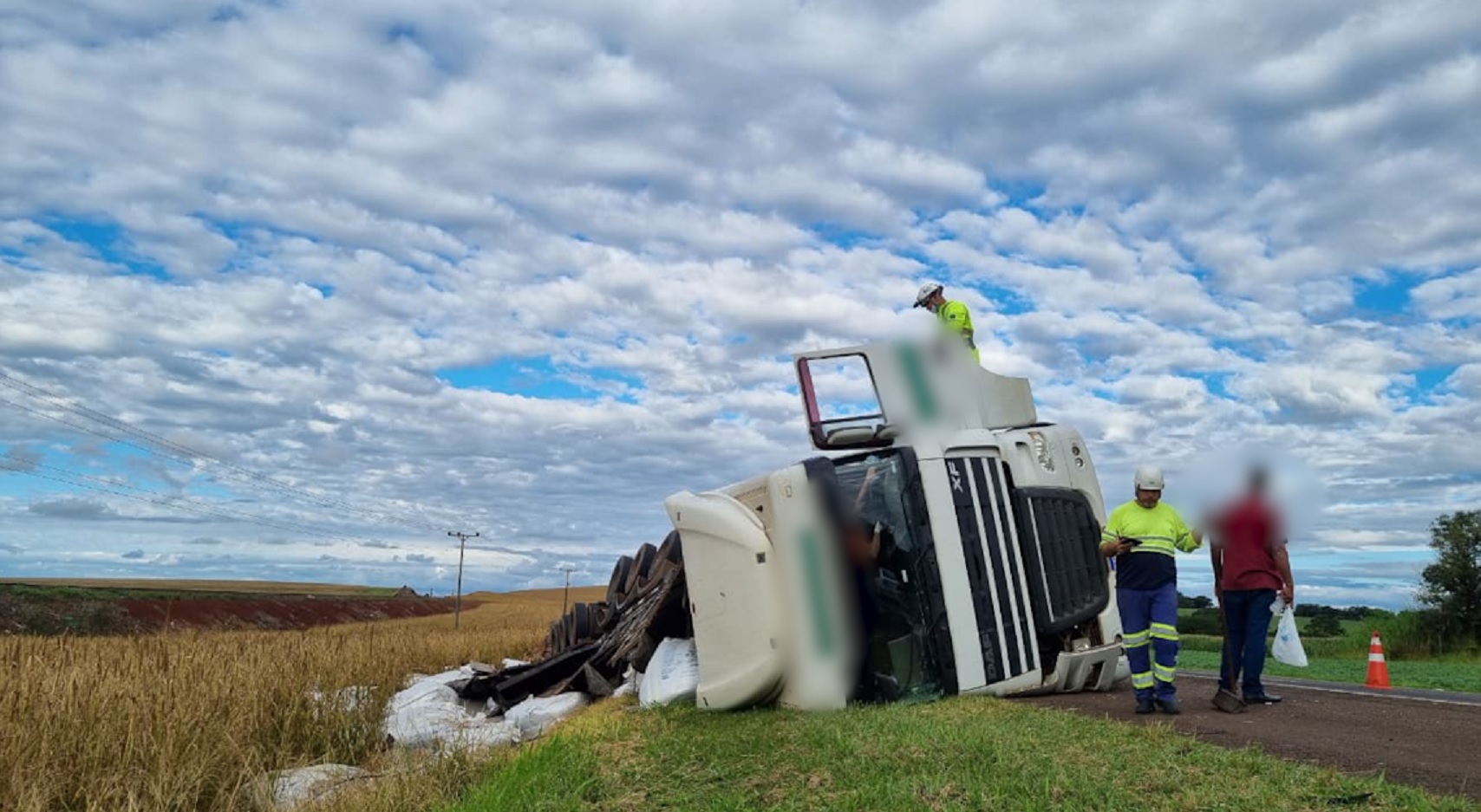 Carreta carregada com pedrisco tomba na BR-277 em Cascavel