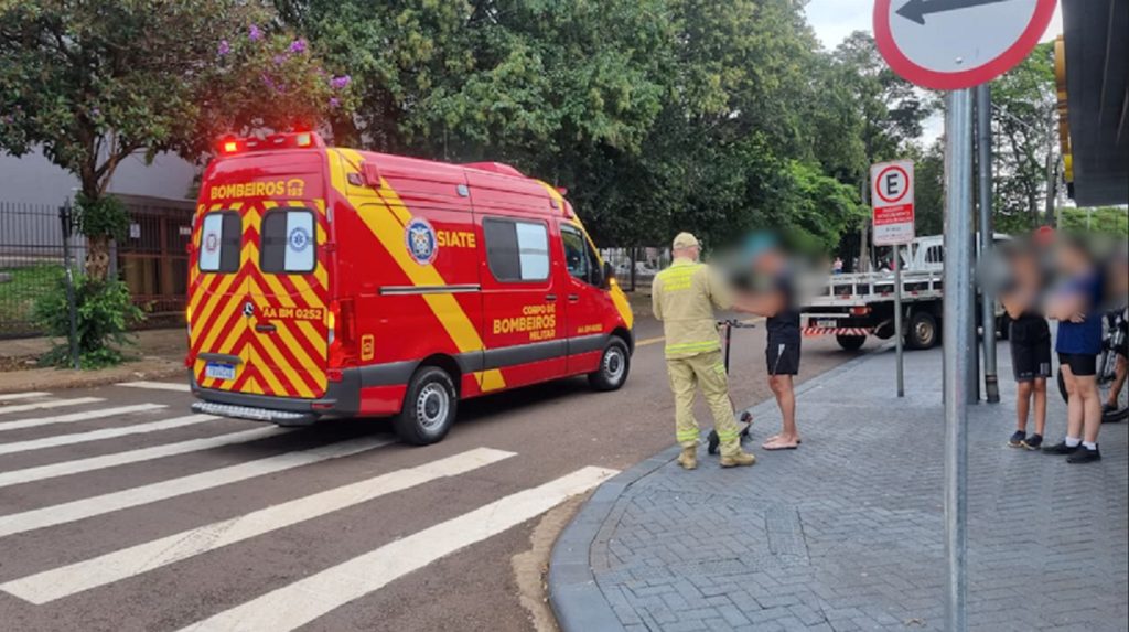 Adolescente em patinete se envolve em acidente com carro no Bairro Claudete