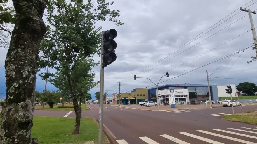 Apagão deixa bairros e semáforos sem energia em Cascavel neste domingo