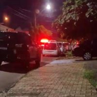 PM apreende armas e drogas após denúncia de perturbação de sossego no Santa Felicidade Imagem referente a PM apreende armas e drogas após denúncia de perturbação de sossego no Santa Felicidade