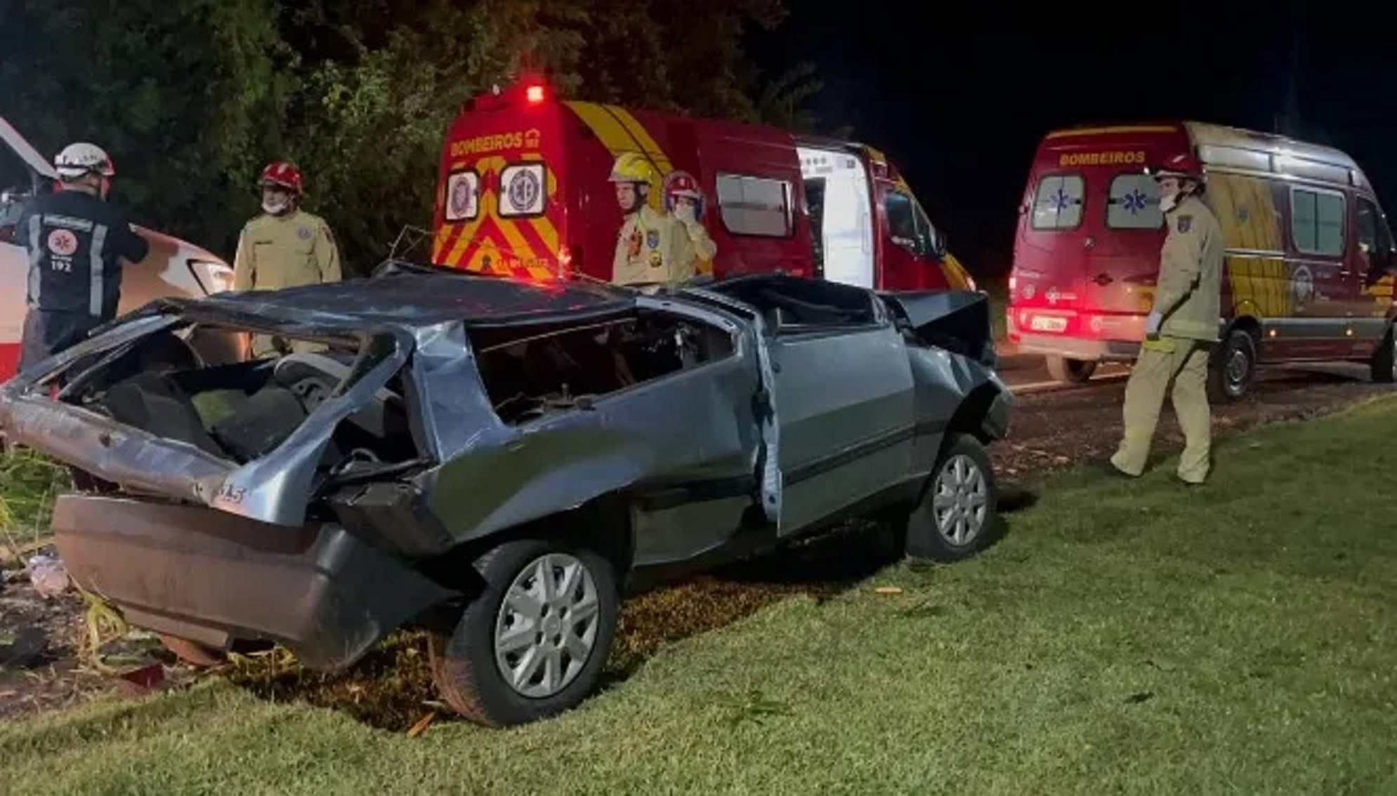 Uno fica destruído após capotamento na PR-471 e deixa três feridos Imagem referente a Uno fica destruído após capotamento na PR-471 e deixa três feridos