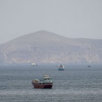 Imagem referente a Mísseis atingem navio de guerra dos EUA que tentava entrar em Ormuz