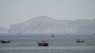Mísseis atingem navio de guerra dos EUA que tentava entrar em Ormuz