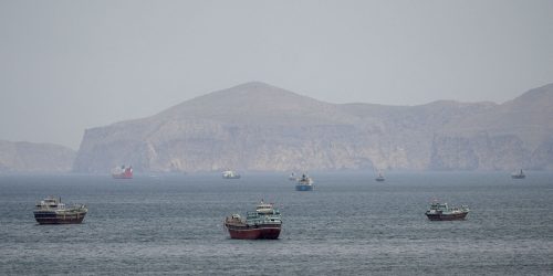 Mísseis atingem navio de guerra dos EUA que tentava entrar em Ormuz