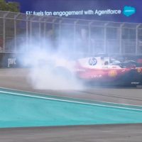 Imagem referente a F1: Leclerc e Verstappen são punidos por infrações e tem acréscimo de tempo no GP de Miami