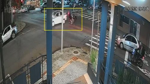 Câmera de segurança flagra acidente entre carro e moto no Centro de Cascavel Câmera de segurança flagra acidente entre carro e moto no Centro de Cascavel