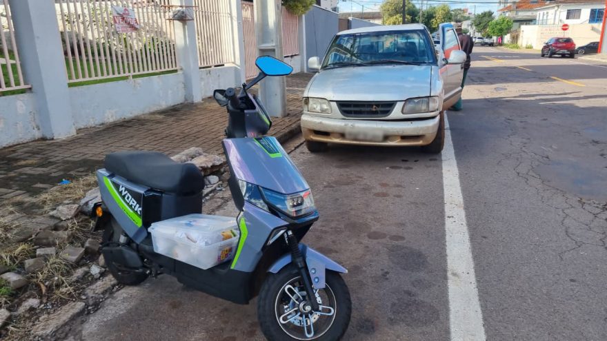 Acidente entre scooter elétrica e caminhonete deixa vítima em Cascavel