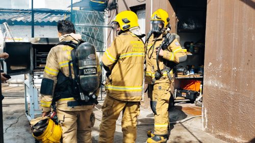 Incêndio em forno mobiliza Corpo de Bombeiros na Rua Jacarezinho Incêndio em forno mobiliza Corpo de Bombeiros na Rua Jacarezinho