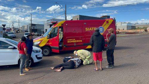 Mulher tem lesão grave na perna após colisão em moto elétrica e carro Mulher tem lesão grave na perna após colisão em moto elétrica e carro