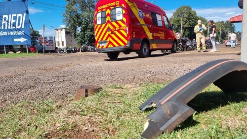 Carro e moto se envolvem em colisão na Rua da Pedreira Carro e moto se envolvem em colisão na Rua da Pedreira
