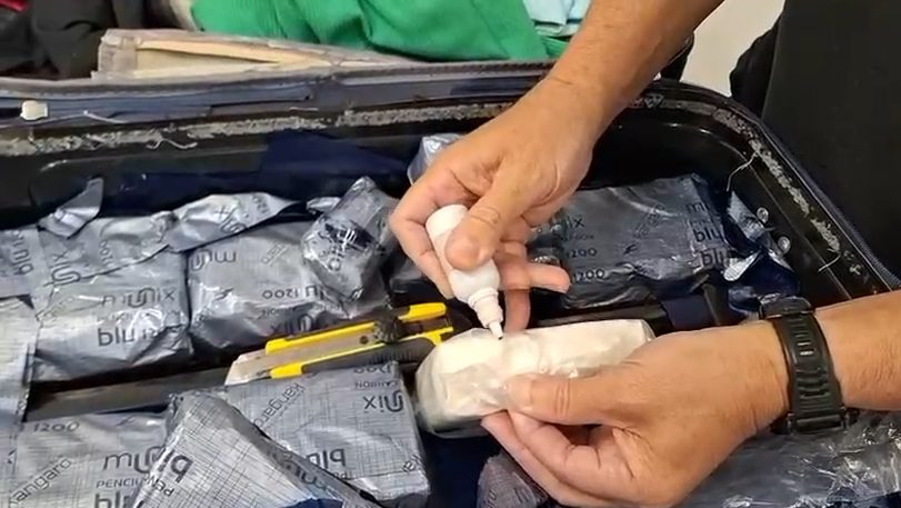 Mulher é presa no Aeroporto de Foz do Iguaçu com 4,3 kg de cocaína escondidos em mala