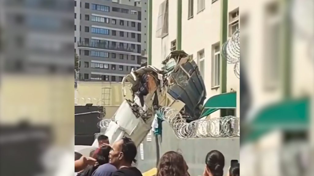 Avião cai em bairro residencial de Belo Horizonte e mobiliza equipes de emergência