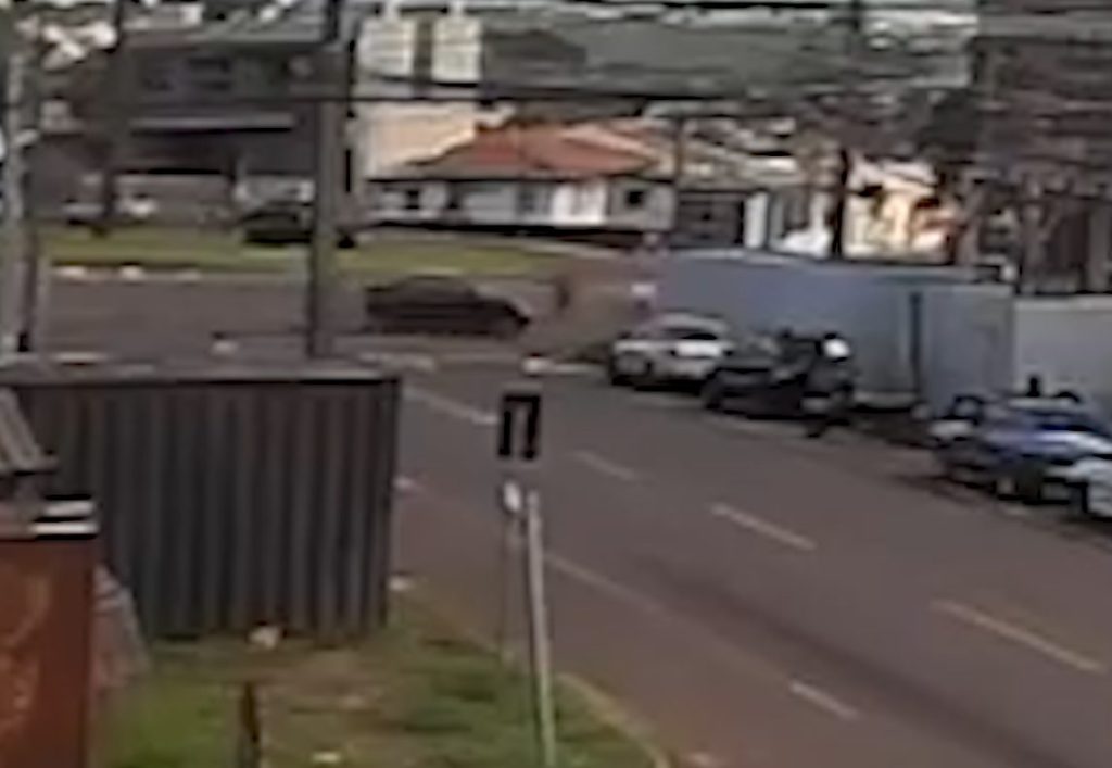 Novas imagens mostram acidente entre moto elétrica e carro no Bairro Floresta