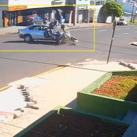 Imagem referente a Câmera flagra momento em que Honda Civic fura preferencial e provoca acidente grave