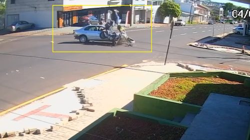 Câmera flagra momento em que Honda Civic fura preferencial e provoca acidente grave