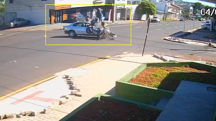 Câmera flagra momento em que Honda Civic fura preferencial e provoca acidente grave