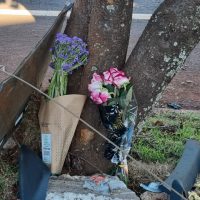 Imagem referente a Flores lembram jovem casal morto em colisão violenta na Tancredo
