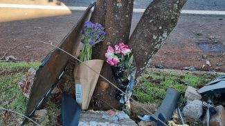 Flores lembram jovem casal morto em colisão violenta na Tancredo Flores lembram jovem casal morto em colisão violenta na Tancredo