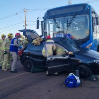Imagem referente a Palio é atingido no meio por ônibus e duas pessoas ficam gravemente feridas na Rua Itajaí