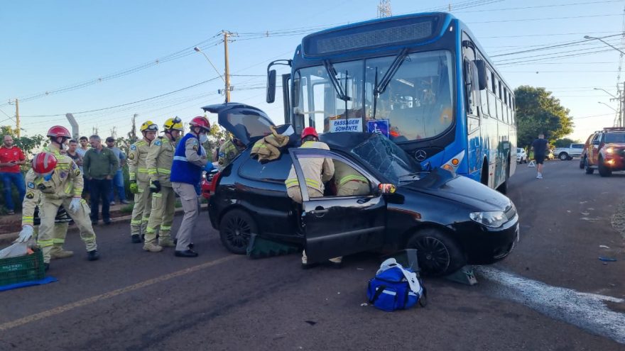 Palio é atingido no meio por ônibus e duas pessoas ficam gravemente feridas na Rua Itajaí
