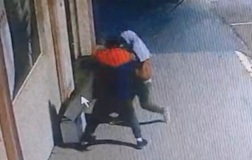 Câmeras registram dois assaltos por dupla de ladrões no Centro de Cascavel
