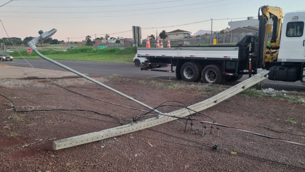 Copel é acionada após caminhão derrubar poste em trecho movimentado da PRc-467