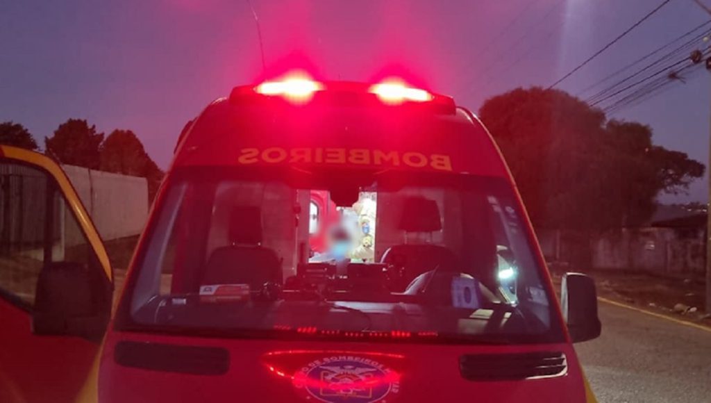 Queda de escada mobiliza socorro e deixa jovem ferida