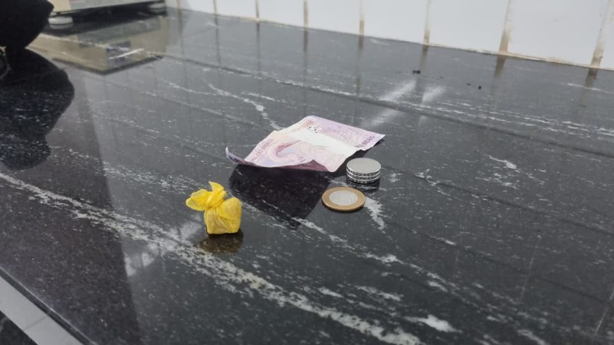 Homem com uma pedra crack e R$ 7,00 é preso pela Guarda Municipal de Cascavel