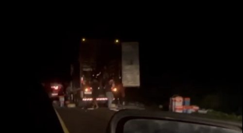 Carga de tinta é saqueada após acidente entre caminhões na BR 277, próximo ao Rio Guarani