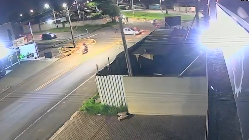 Câmera de segurança registra colisão entre moto e carro e jovem fica ferido em Cascavel Câmera de segurança registra colisão entre moto e carro e jovem fica ferido em Cascavel