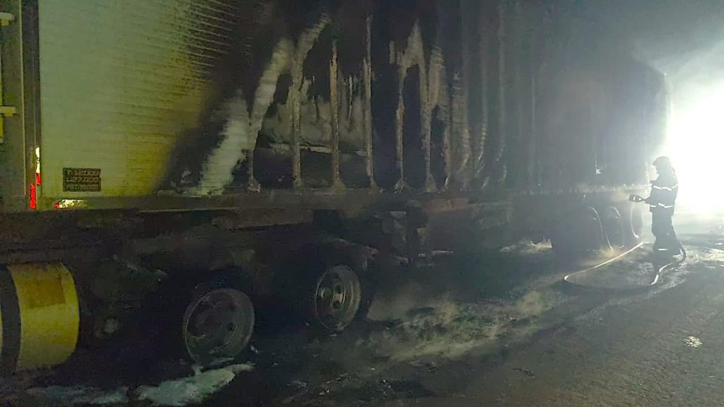 Incêndio atinge carreta na BR-277 após possível falha mecânica