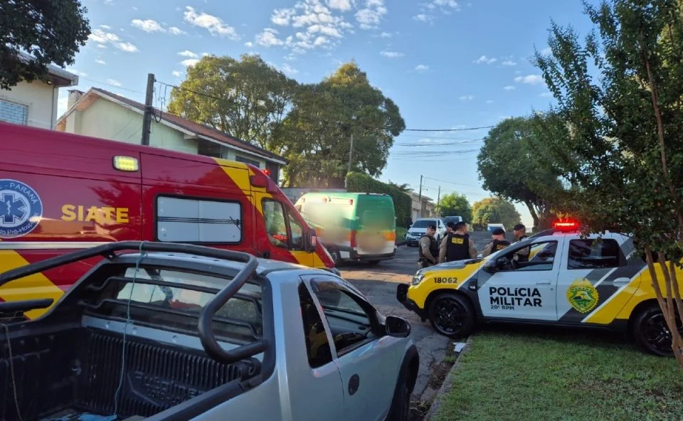 Homem armado com faca avança contra policiais e é baleado duas vezes no peito