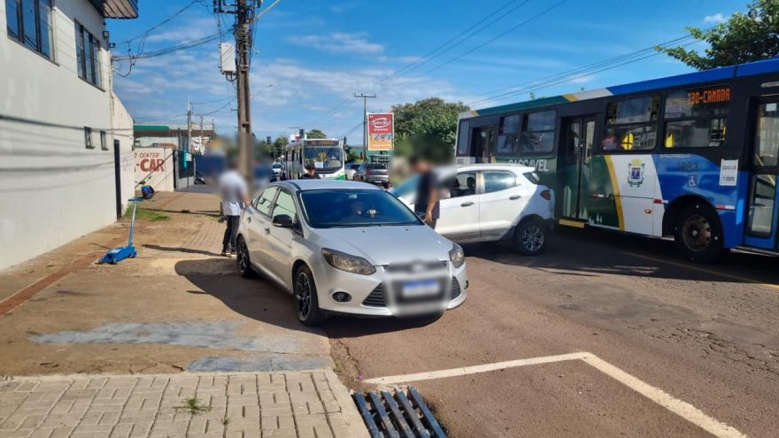 Ecosport colide contra carro estacionado na Rua Manaus