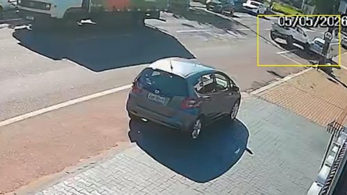 Câmera flagra Ecosport batendo em carro estacionado no bairro Cancelli