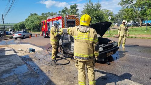 Fiat Elba fica completamente destruído em incêndio no Bairro Universitário