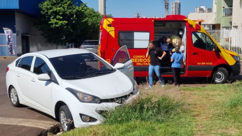 Acidente entre HB20S e HR-V deixa mulher ferida no Centro de Cascavel