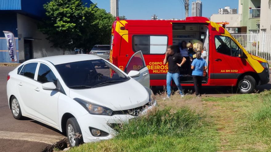 Acidente entre HB20S e HR-V deixa mulher ferida no Centro de Cascavel
