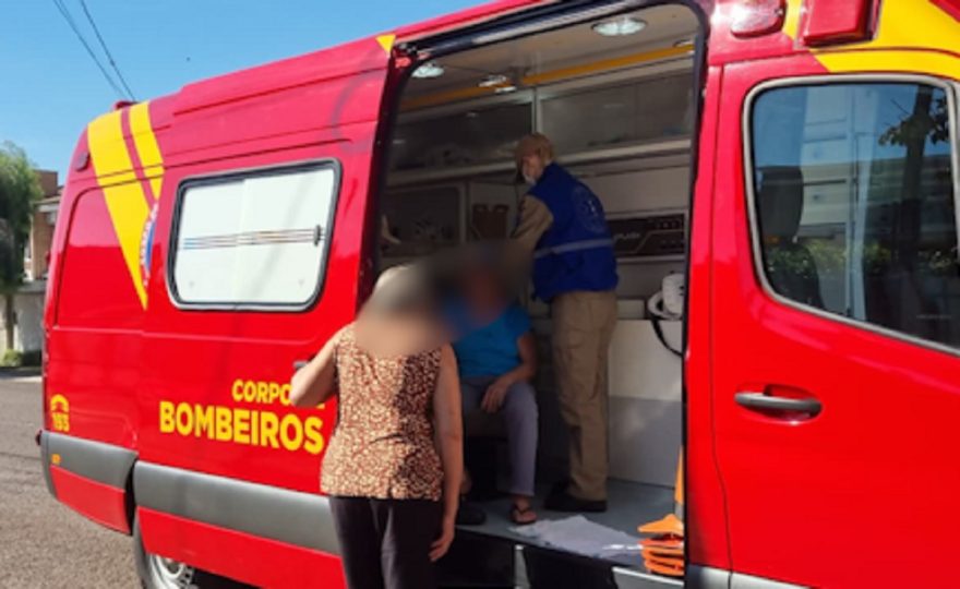 Idosa de 77 anos sofre pontos na testa após cair na pracinha do Maria Luiza