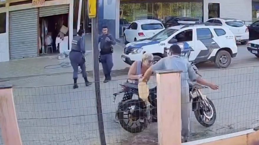 Morre mulher atingida por chamas após filho incendiar moto durante abordagem