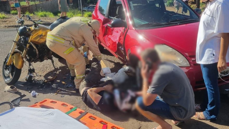 Forte colisão entre Ford Ka e Hornet deixa motociclista ferido no Santa Cruz