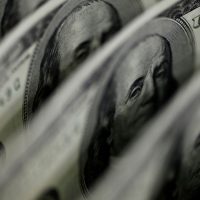 Imagem referente a Dólar cai a R$ 4,91 e fecha no menor valor em 27 meses