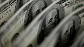 Dólar cai a R$ 4,91 e fecha no menor valor em 27 meses