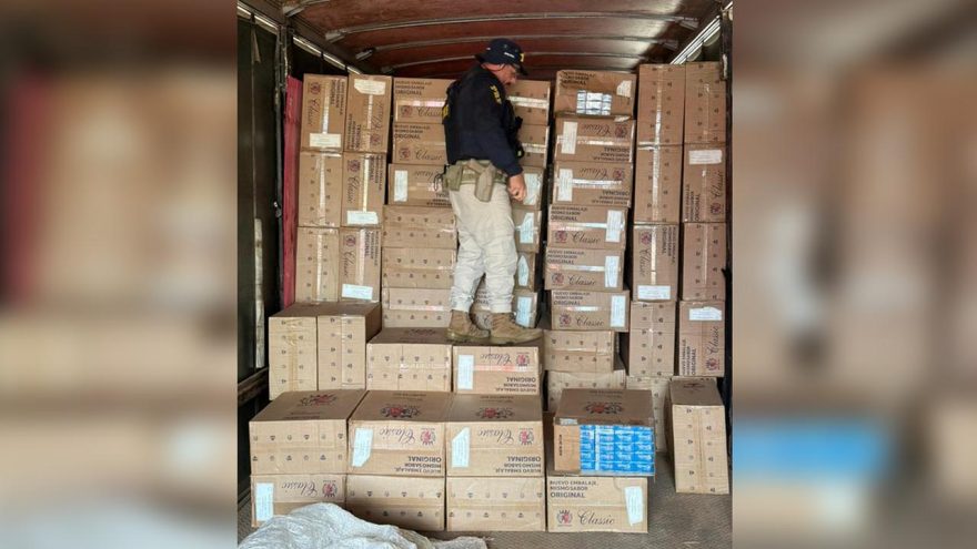 Com destino a Cascavel, PRF flagra caminhão carregado com cigarros contrabandeados