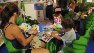 Estudo revela que 53% das famílias raramente leem para criança