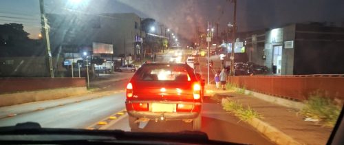 Motorista é flagrado cobrindo placa de carro com papelão em Cascavel Motorista é flagrado cobrindo placa de carro com papelão em Cascavel