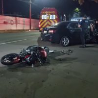 Imagem referente a Jovem quebra a perna após acidente entre carro e moto na Rua Erechim