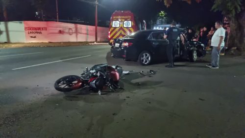 Jovem quebra a perna após acidente entre carro e moto na Rua Erechim Jovem quebra a perna após acidente entre carro e moto na Rua Erechim